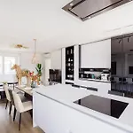 W - Luxury Penthouse - Sky Garden & Terrace - Free Parking - Sleeps 12 * ブダペスト