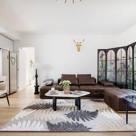 W - Luxury Penthouse - Sky Garden & Terrace - Free Parking - Sleeps 12 * Budapest