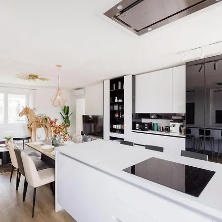 W - Luxury Penthouse - Sky Garden & Terrace - Free Parking - Sleeps 12 * Budapest