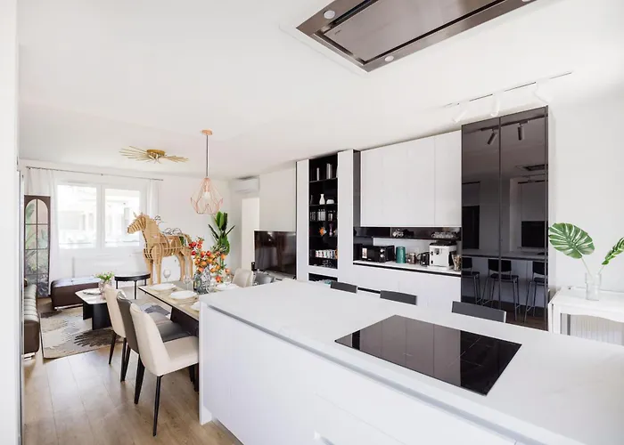 W - Luxury Penthouse - Sky Garden & Terrace - Free Parking - Sleeps 12 * Budapest