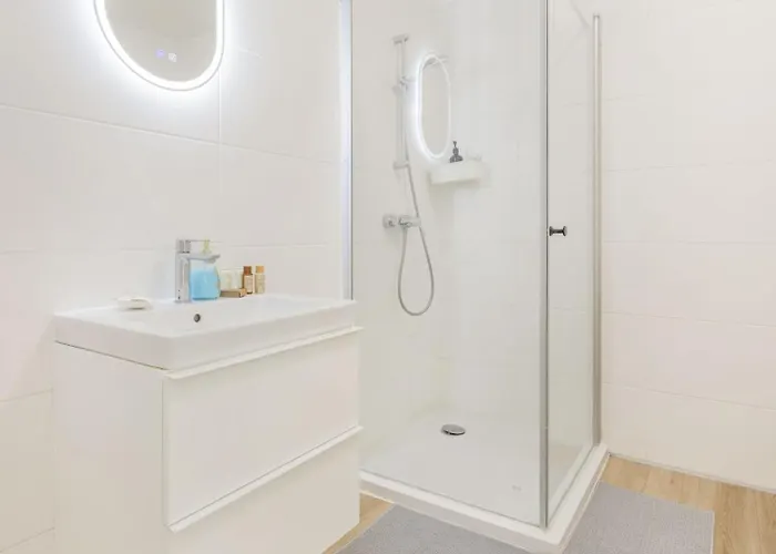 W - Luxury Penthouse - Sky Garden & Terrace - Free Parking - Sleeps 12 Budapest