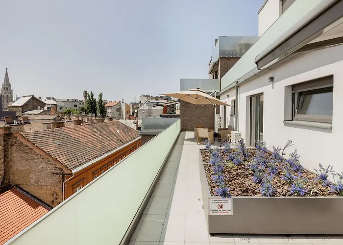 W - Luxury Penthouse - Sky Garden & Terrace - Free Parking - Sleeps 12 Budapest