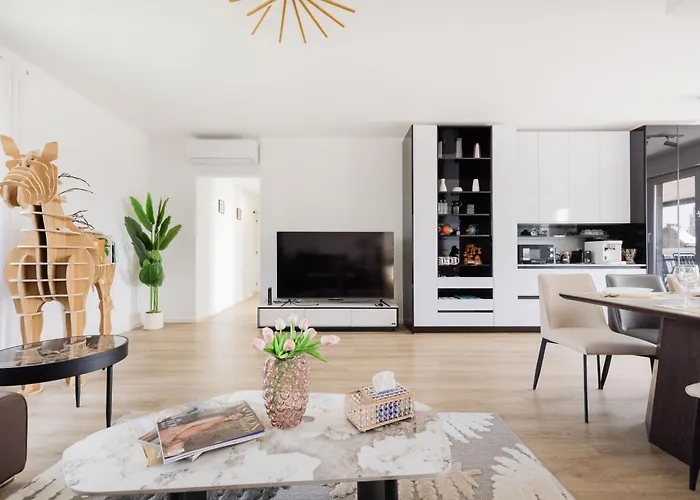 W - Luxury Penthouse - Sky Garden & Terrace - Free Parking - Sleeps 12 Budapest