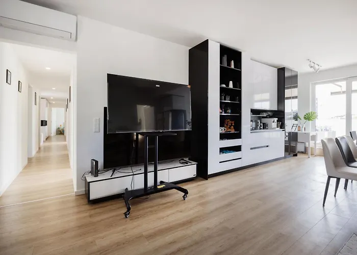 W - Luxury Penthouse - Sky Garden & Terrace - Free Parking - Sleeps 12 Lejlighed Budapest